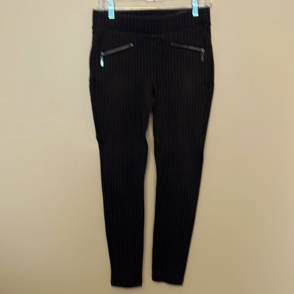 Liverpool legging in olive and black houndstooth print. Size 4 ❤️